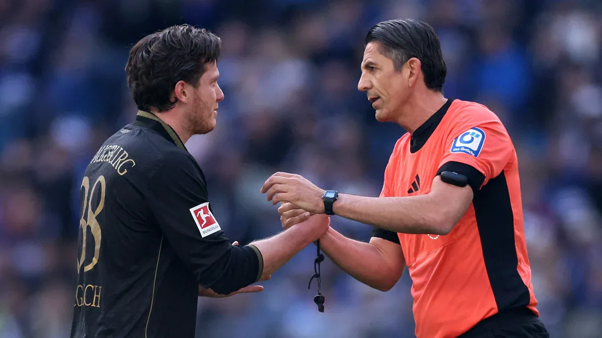 Bundesliga: „Was hast du gesagt? Dass es kein Foul war?“