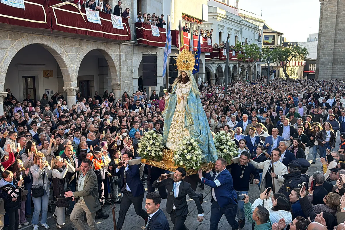 La semana de Dios Tuitero:  no hay zona VIP que luzca más que el balcón de una procesión