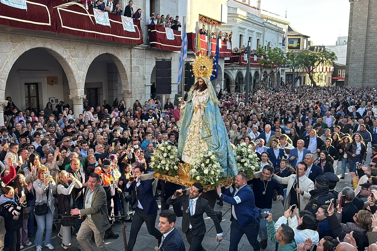 La semana de Dios Tuitero: no hay zona VIP que luzca más que el balcón de una procesión