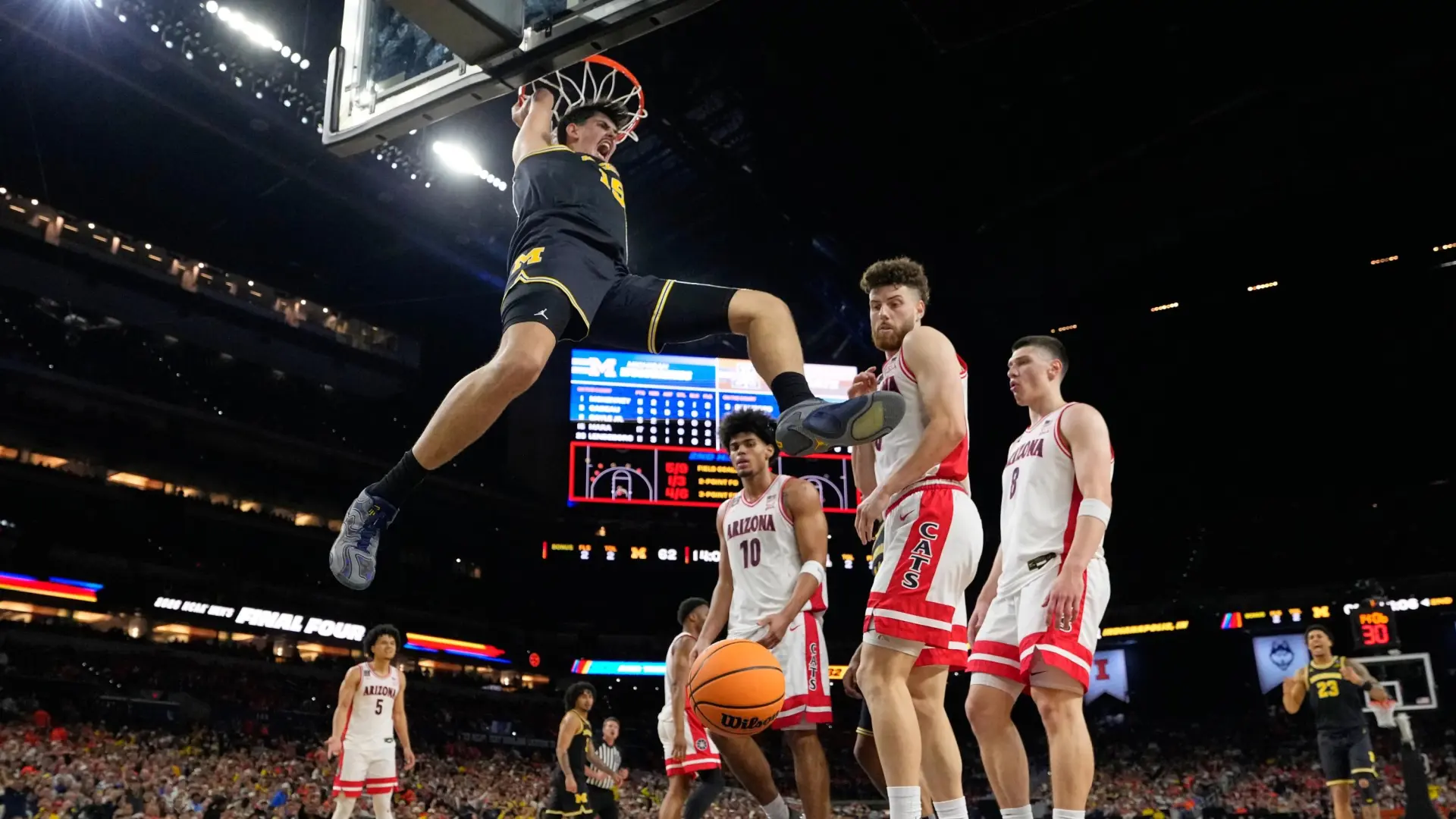 
         Estelar Aday Mara para ser más historia: guía a los Wolverines a la final de la NCAA y será el primer español en jugarla 
    