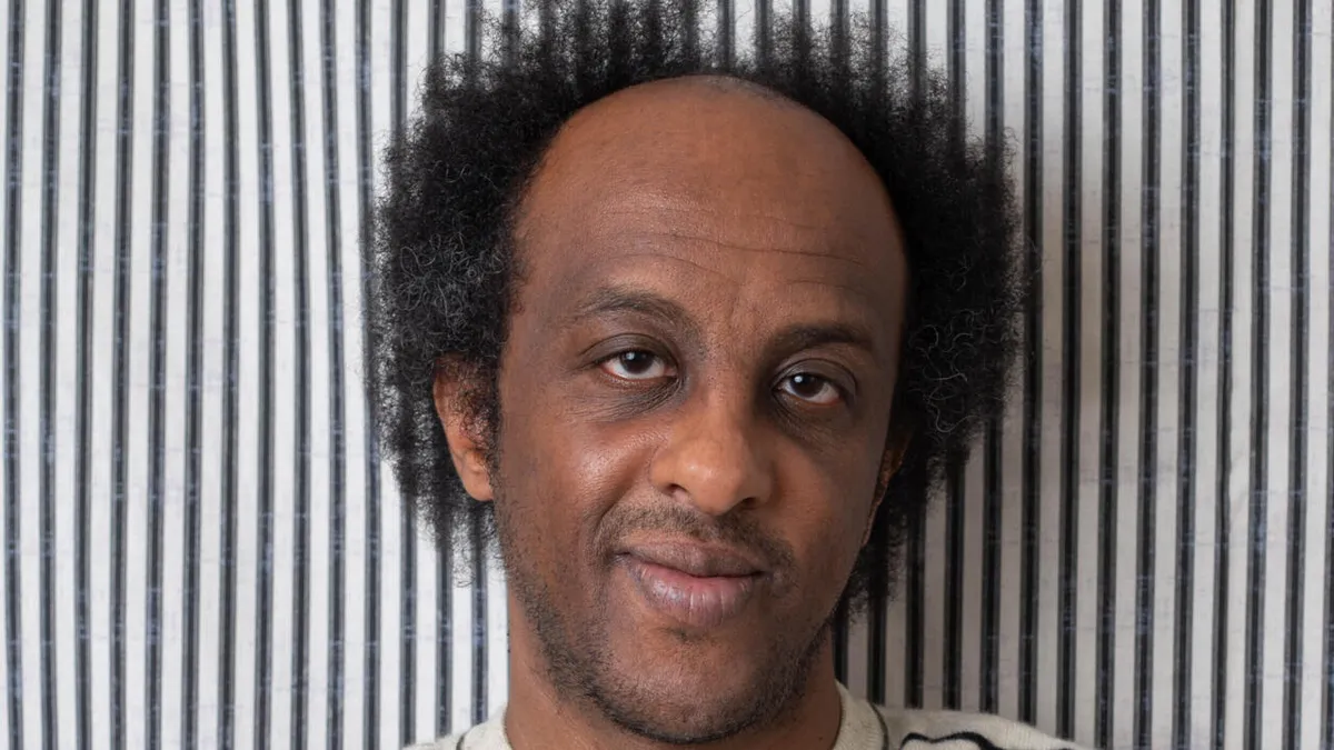 Le romancier Dinaw Mengestu donne la parole aux oubliés du rêve américain