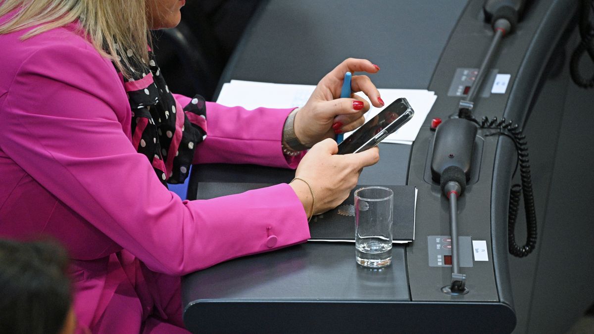 KI im Wahlkampf: Dieses Video zeigt, dass die Politik dringend Regeln benötigt