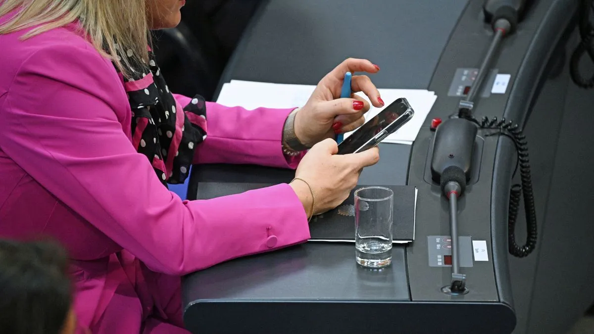 KI im Wahlkampf: Dieses Video zeigt, dass die Politik dringend Regeln benötigt