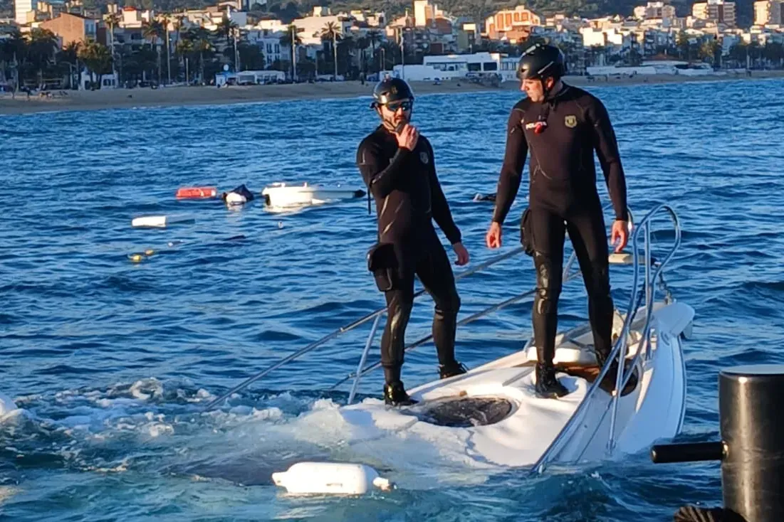 Rescatadas seis personas después de que su yate se hundiera frente a la costa de Badalona