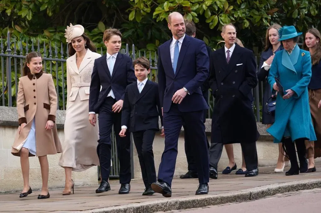Guillermo y Catalina reaparecen en la Misa de Pascua para arropar al rey Carlos III y tapar el 'agujero' del defenestrado Andrés y sus hijas
