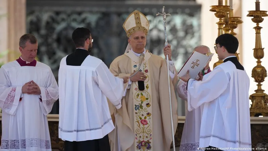 Papst Leo feiert erstmals Ostermesse auf Petersplatz