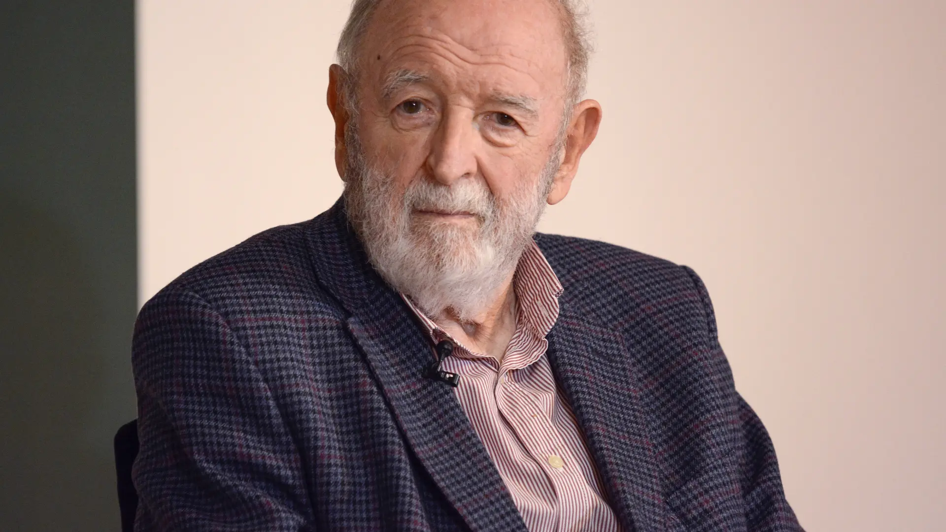 
         La Casa del Rey y sus compañeros de profesión destacan de Diego Carcedo que fue "la voz del periodismo internacional" 
    