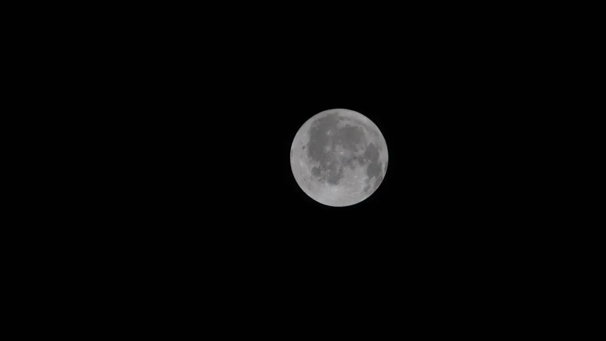 Captan una imagen nunca vista de la Luna: se ve su cuenca oriental al completo