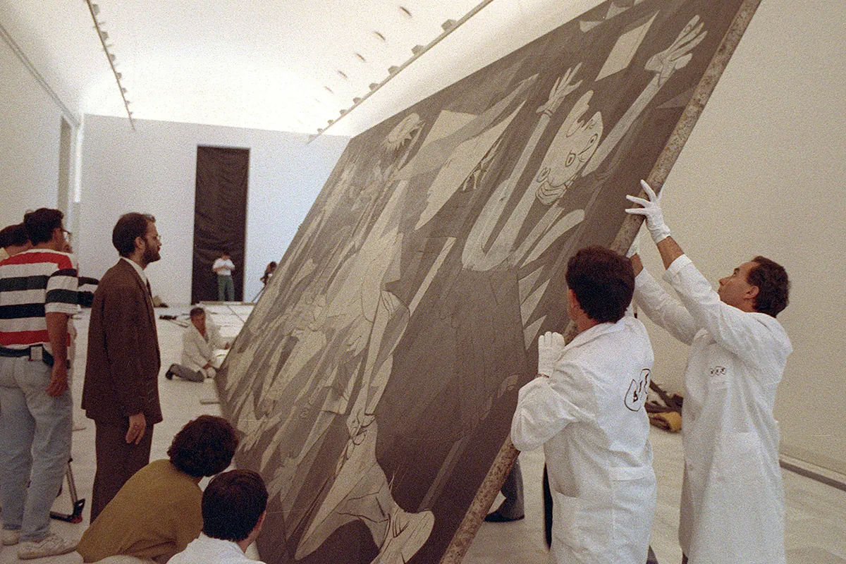 ¿Trasladar el Guernica? Los 'artificieros' españoles que ya movieron dos veces la 'bomba política' de Picasso