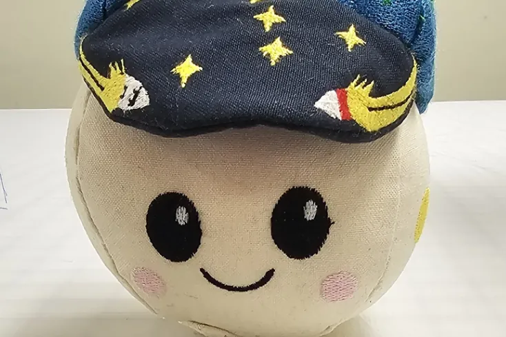 Rise, la mascota de Artemis 2 que actúa como indicador de gravedad cero: está inspirada en una icónica foto de la Tierra y la diseñó un niño