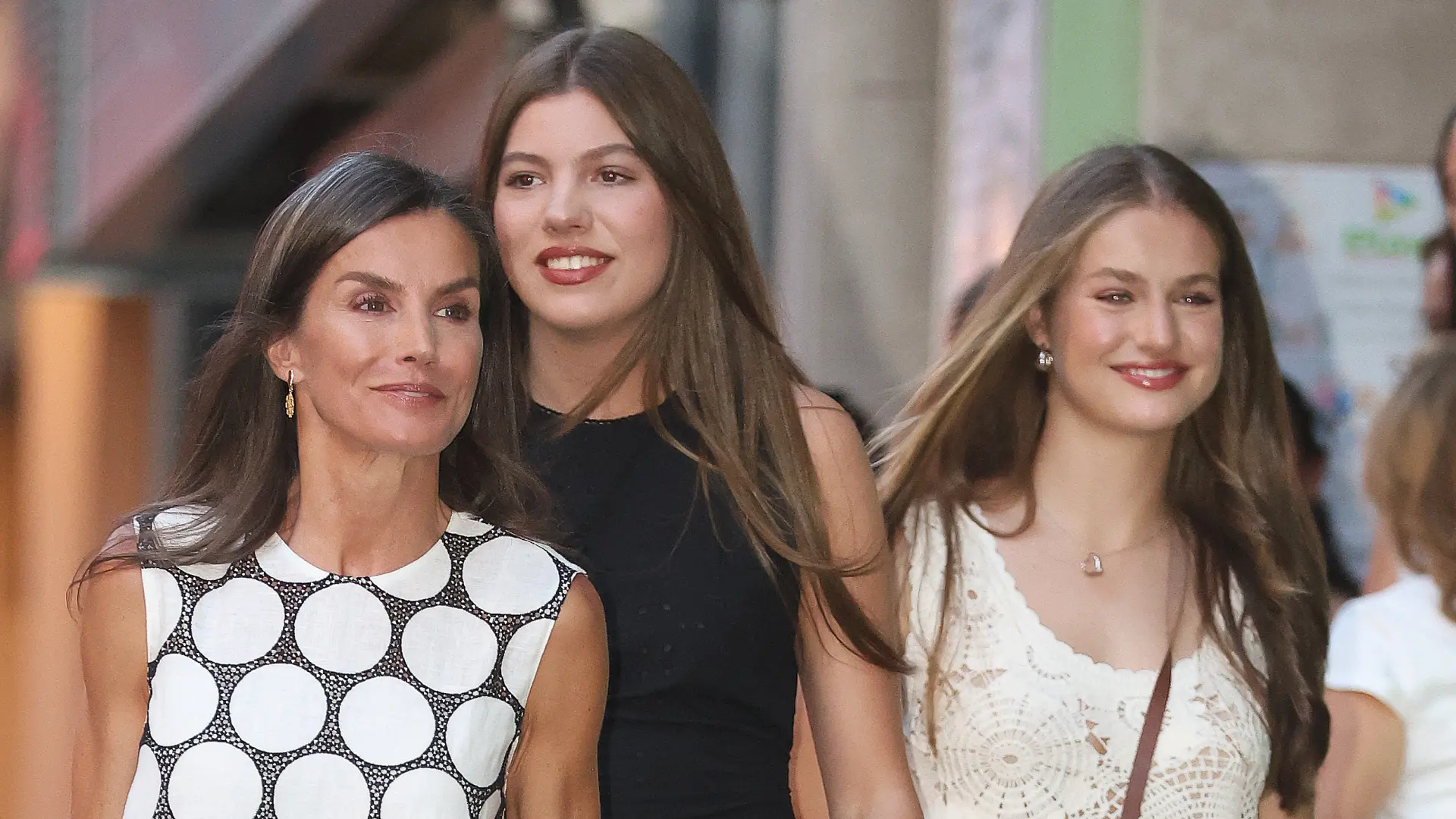 
         La imagen de la reina Letizia y sus hijas, Leonor y Sofía, en el concierto de Rosalía en Madrid: "Se fueron antes..." 
    