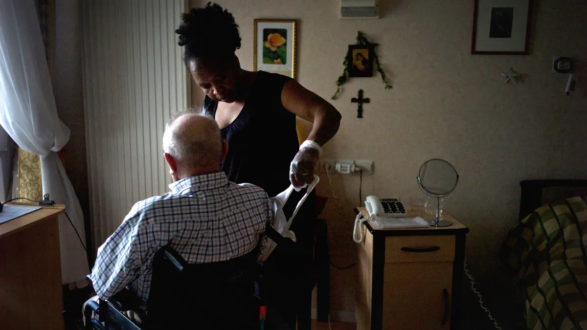 Le gouvernement dénonce "une niche sociale boostée": l'âge à partir duquel les seniors peuvent employer une aide à domicile sans payer de cotisations va passer de 70 à 80 ans