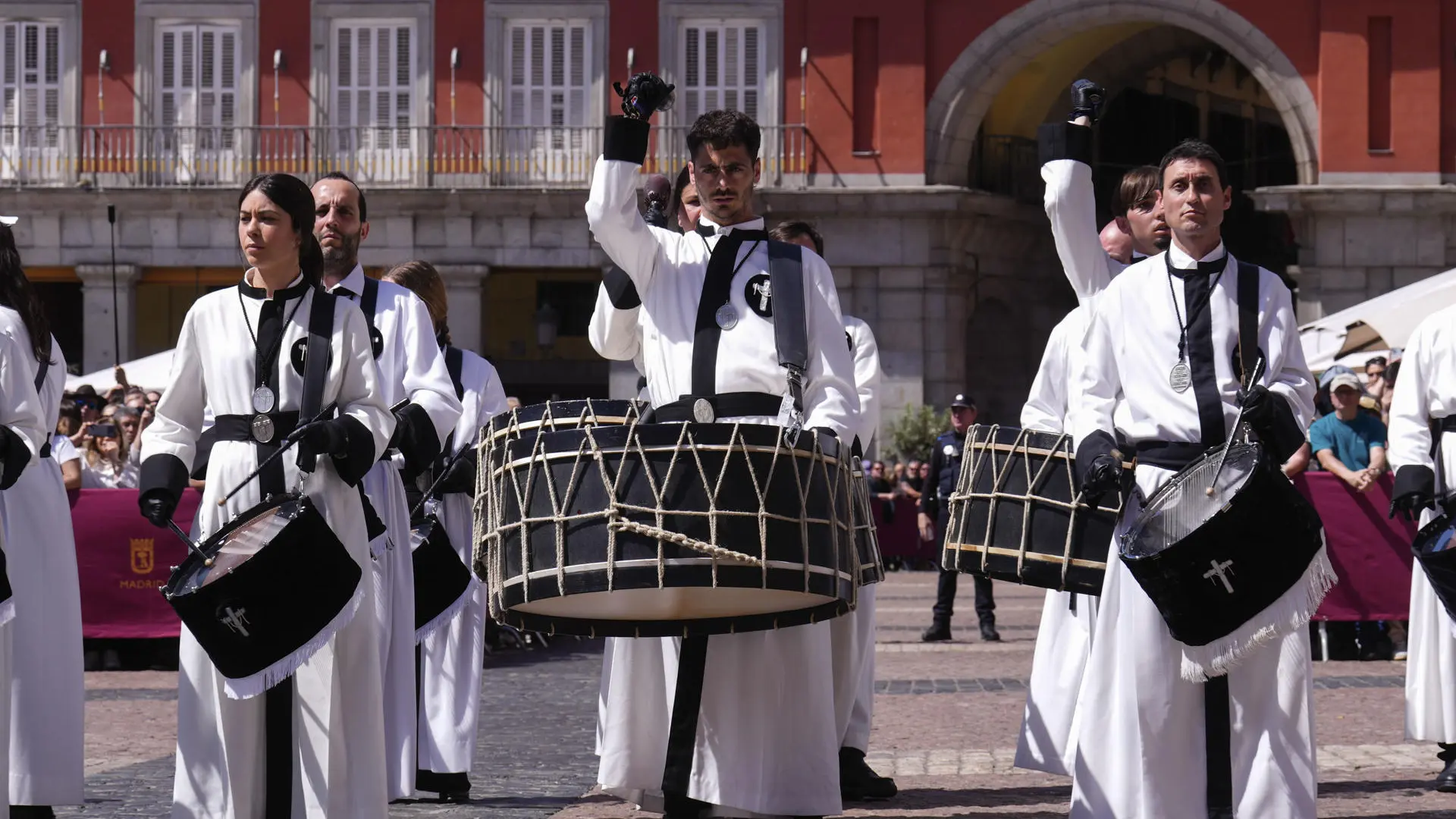 
         La Semana Santa de Madrid finaliza en la Plaza Mayor al ritmo de la tamborrada 
    