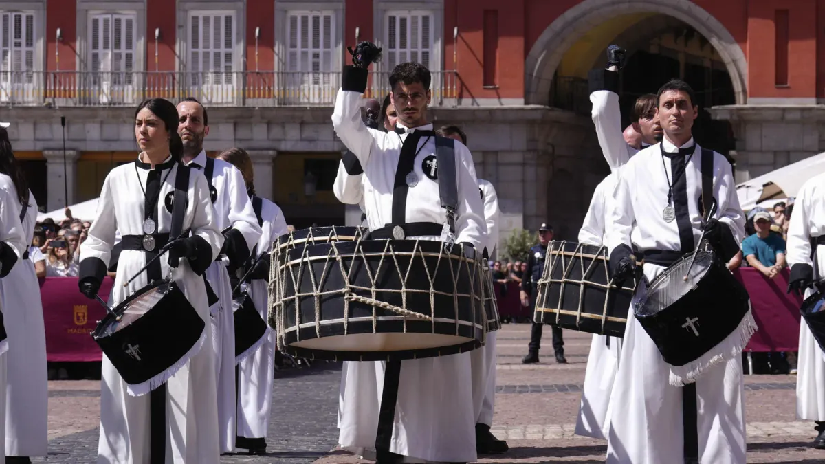La Semana Santa de Madrid finaliza en la Plaza Mayor al ritmo de la tamborrada