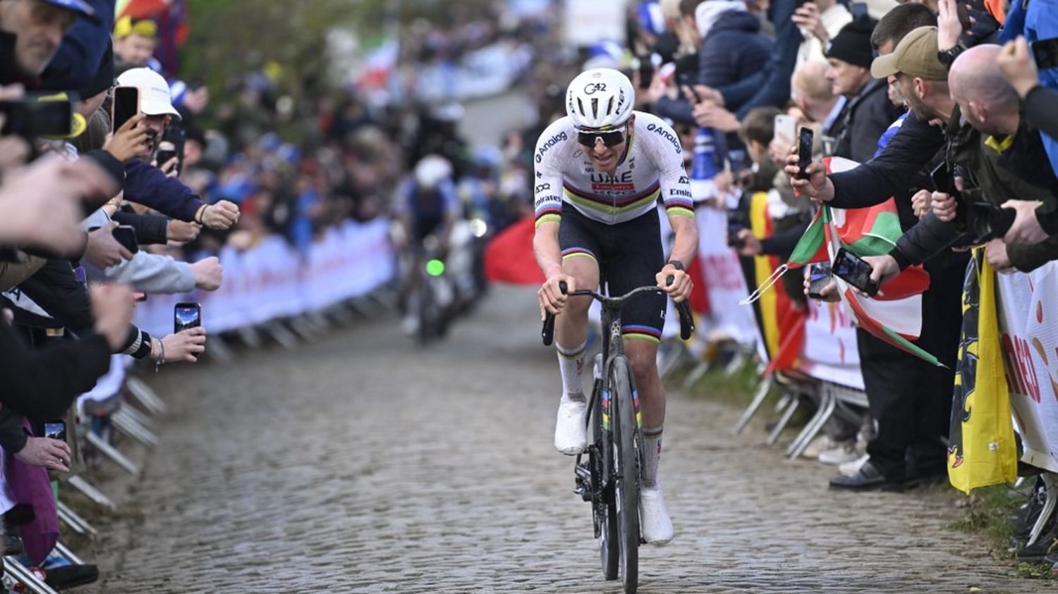 Tour des Flandres : en solitaire, Tadej Pogacar s'offre une troisième victoire sur le Ronde après un duel épique avec Mathieu Van der Poel