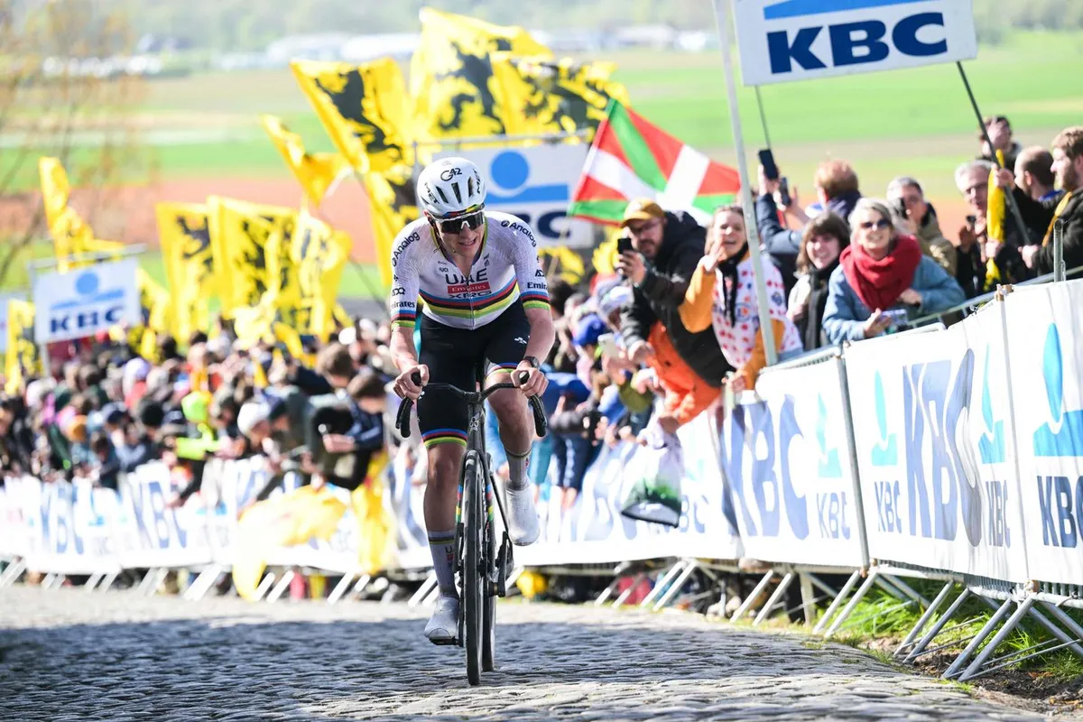 Tadej Pogacar s’impose sur le Tour des Flandres pour la troisième fois, son douzième Monument en carrière