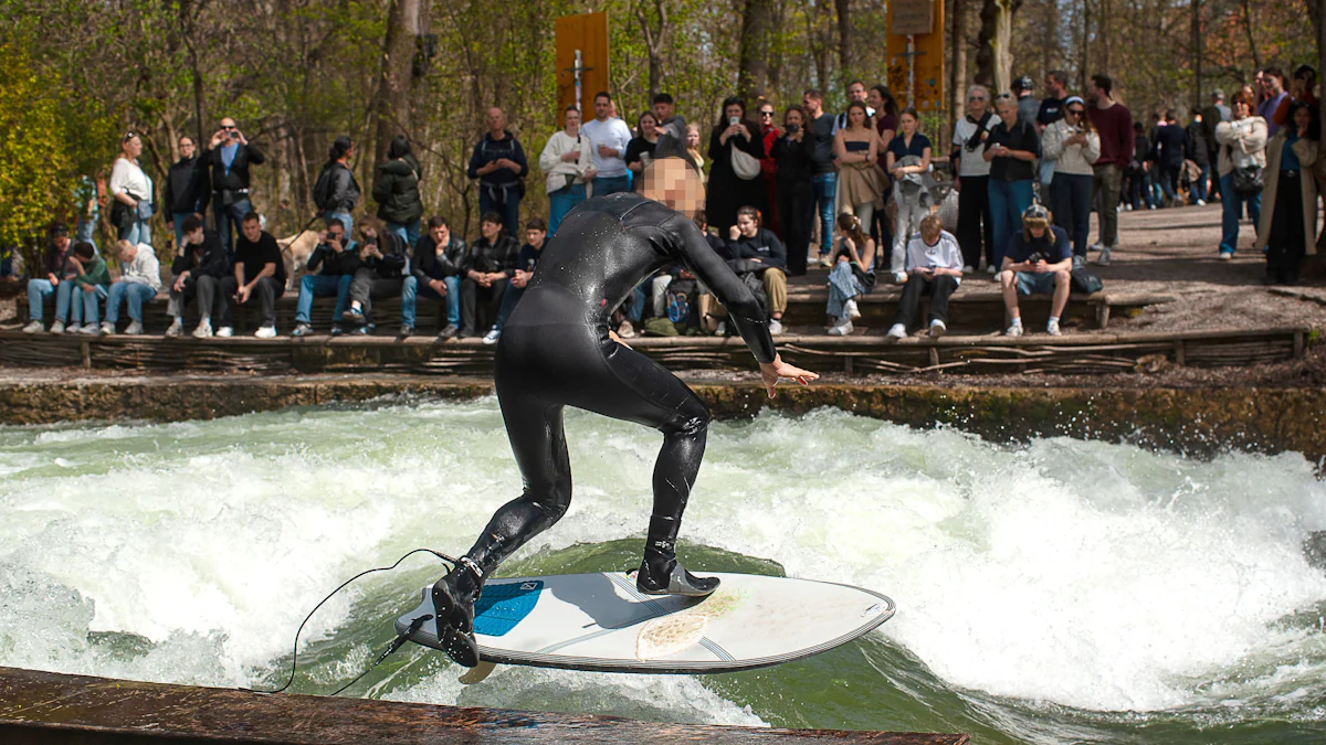 Streit um Münchner Eisbachwelle: Warum das Surfen verboten bleibt, aber zeitweise möglich ist