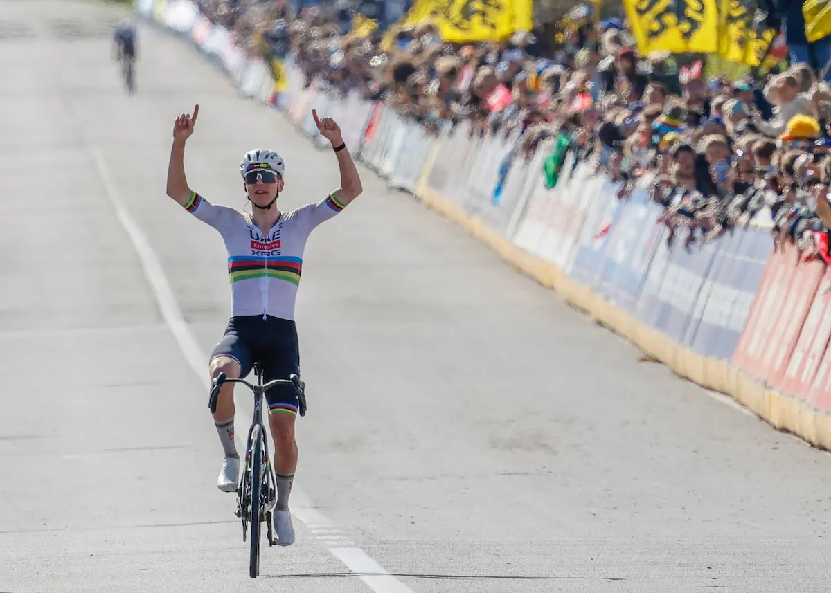 Tadej Pogacar consigue su tercer Tour de Flandes doblegando la resistencia de Mathieu van der Poel