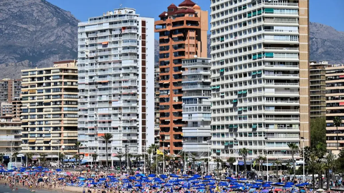 
         Al menos siete heridos, entre ellos un menor, tras el derrumbe de un techo en un hotel de Benidorm 
    