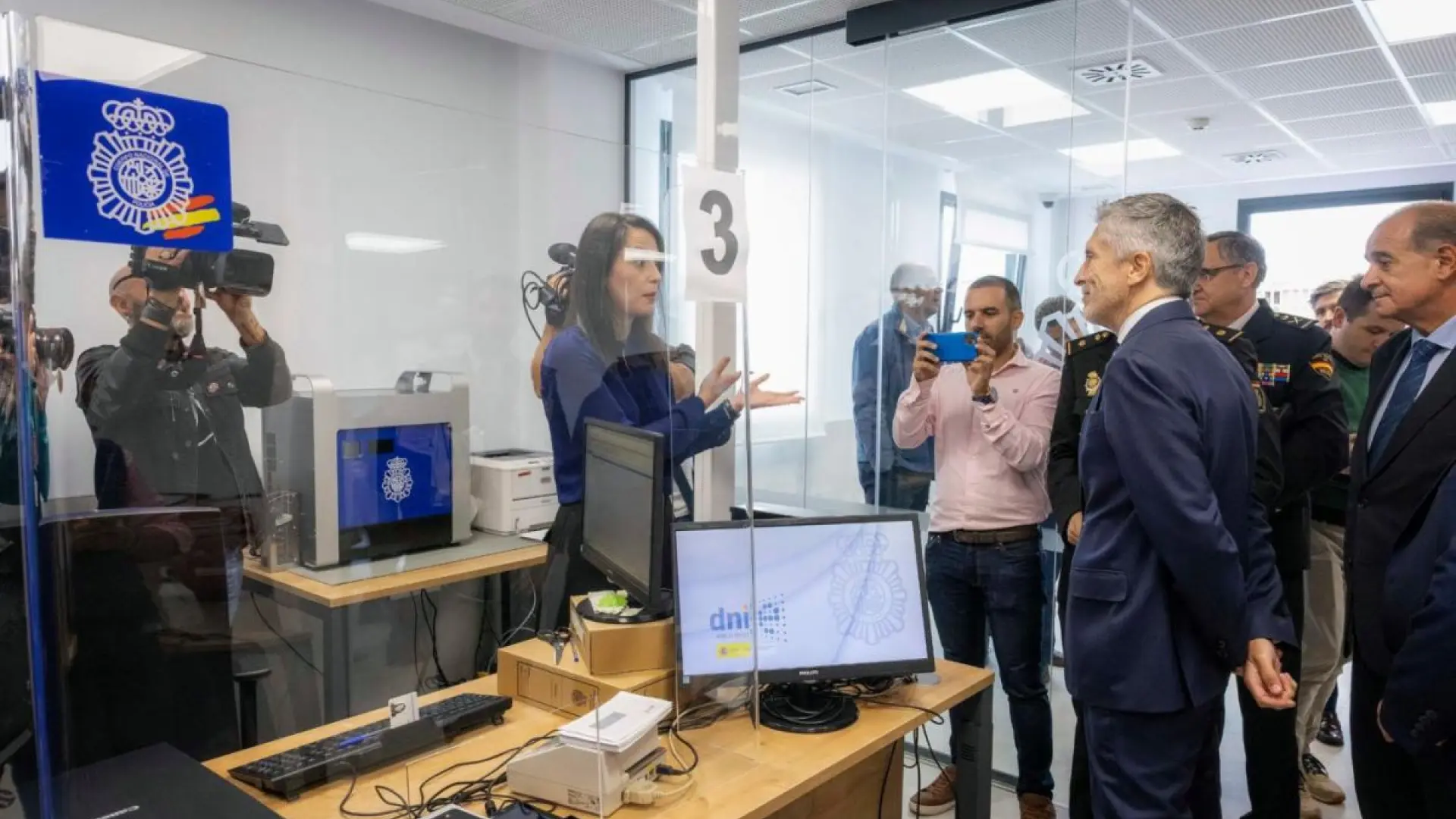 
         Interior quiere "eliminar el pago en metálico" de las tasas de expedición del DNI y el pasaporte 
    