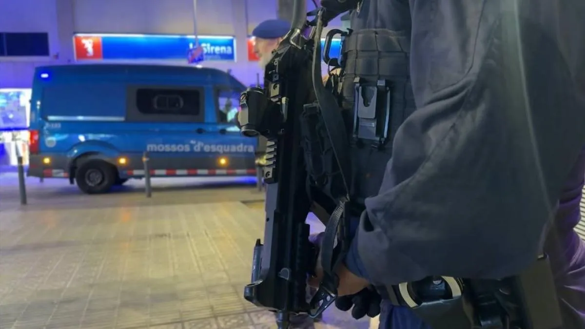 
                                          Detenido un hombre por matar a otro con un arma blanca en plena calle en Barcelona
                                      