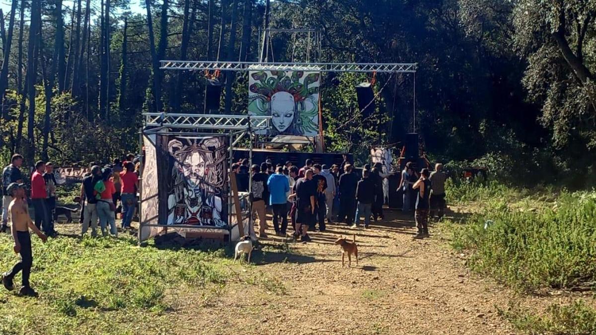 
                                           Una rave reúne a un centenar de personas y 80 vehículos en una finca de Les Gavarres
                                       