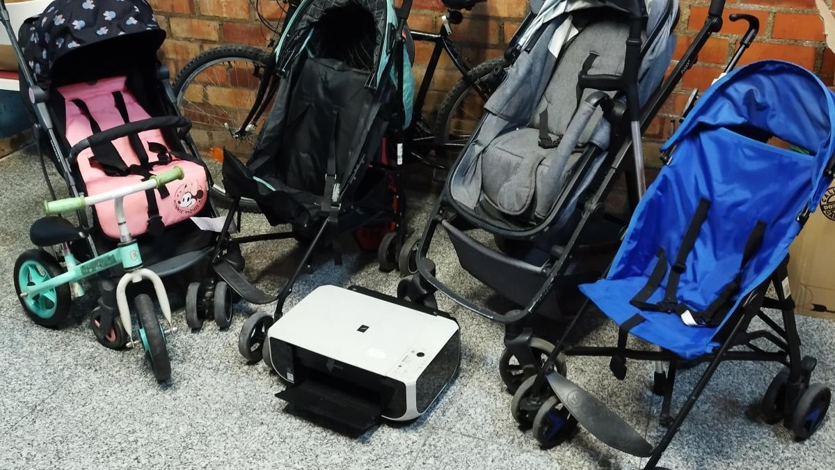 
                                              Un orinal de bebé, bastones de ciegos o una TV, objetos perdidos en el metro de València
                                          