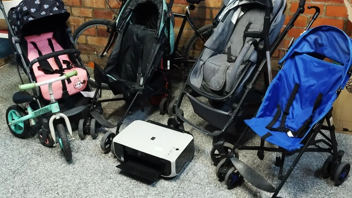 
                                              Un orinal de bebé, bastones de ciegos o una TV, objetos perdidos en el metro de València
                                          
