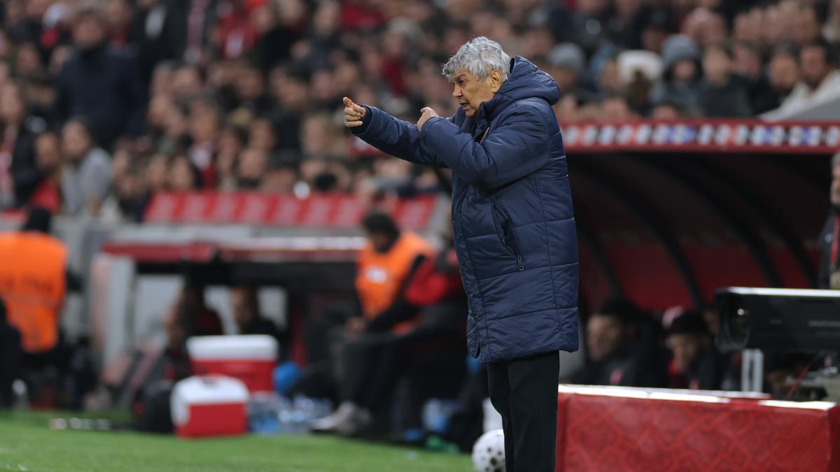 
                                                            Lucescu, ingresado en cuidados intensivos
                                                        