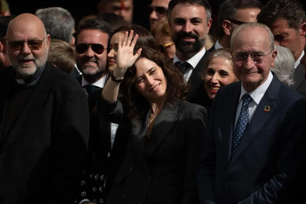 Ayuso tilda de "catetas" las "pretensiones nacionalistas" del traslado del 'Guernica' a Euskadi y el PNV responde que "catetada" es "reivindicar tomarse una caña"