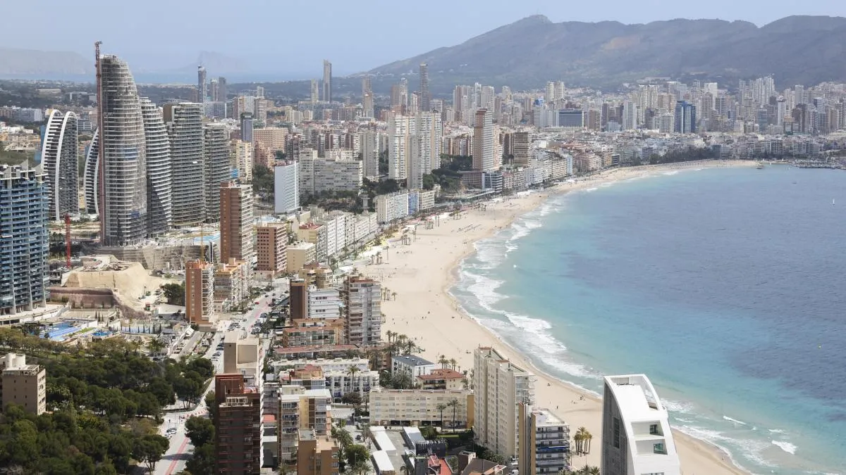 
                                   Siete heridos en Benidorm tras el derrumbe del techo de un hotel
                               