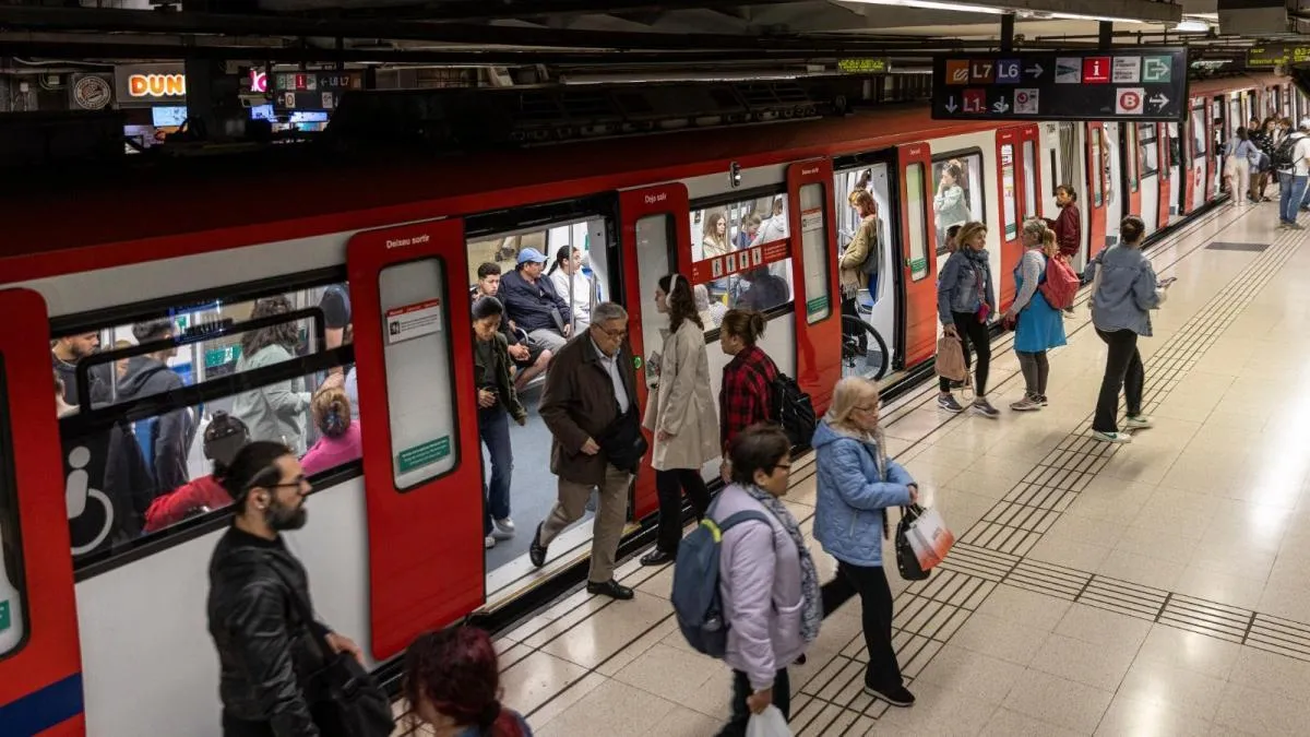 Un apuñalado y 13 detenidos tras una pelea entre grupos en el metro de Barcelona