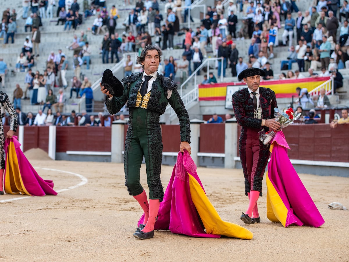 Curro Díaz, con una vuelta al ruedo, remonta con entrega el luto por su padre