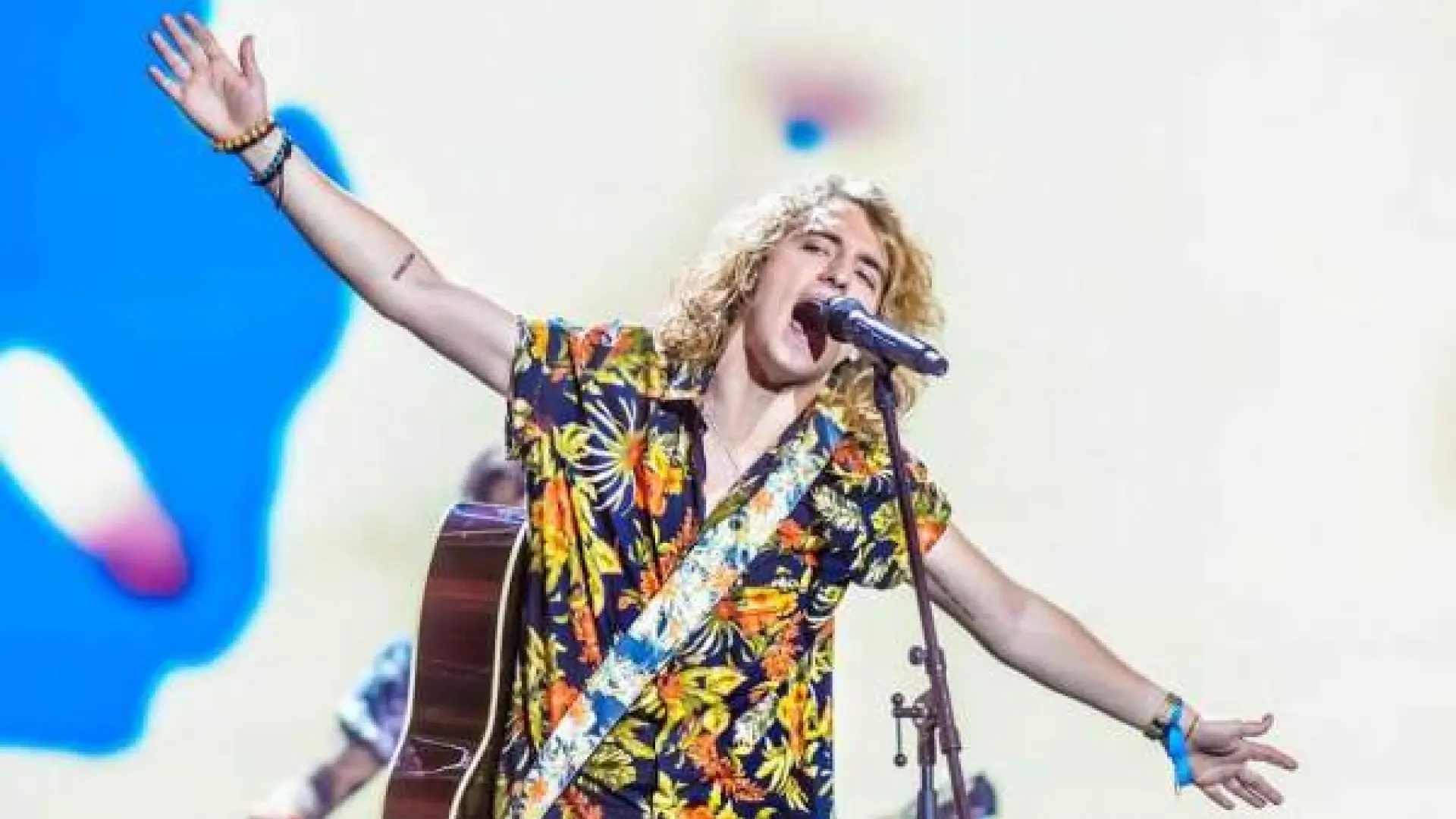 
         Qué fue de Manel Navarro, el cantante de "el gallo de España" en Eurovisión 
    