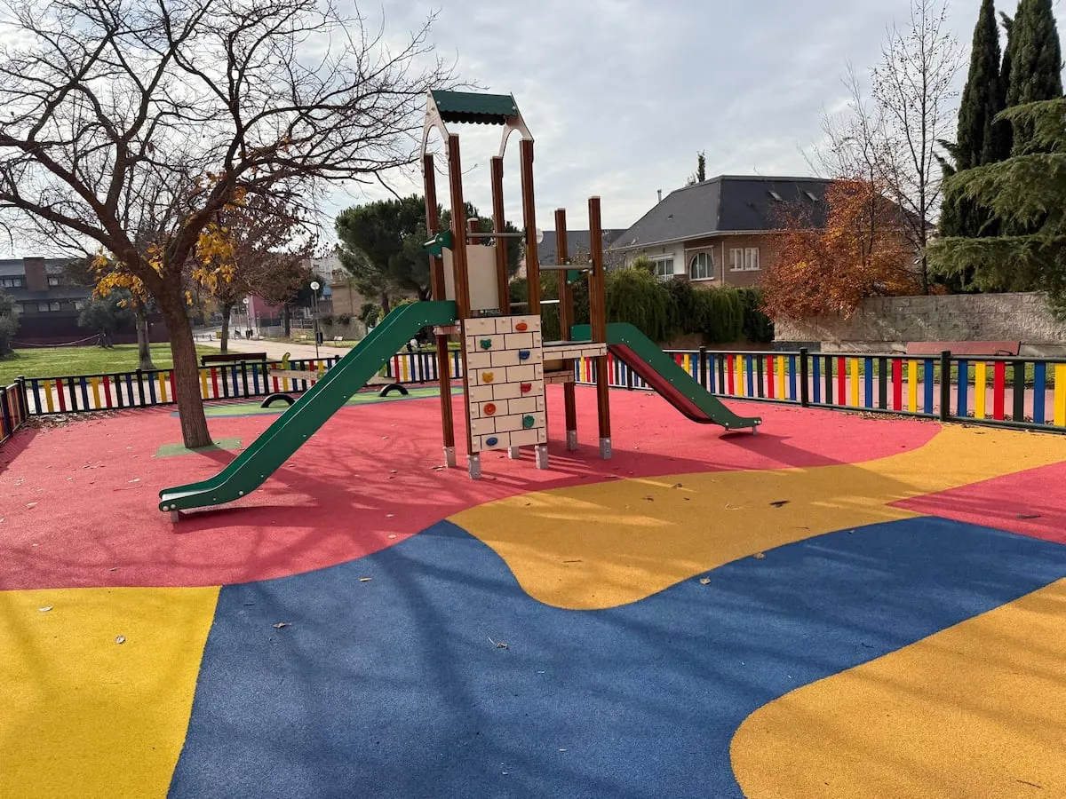 El Ayuntamiento de Madrid choca con sus técnicos por el uso de caucho en los parques