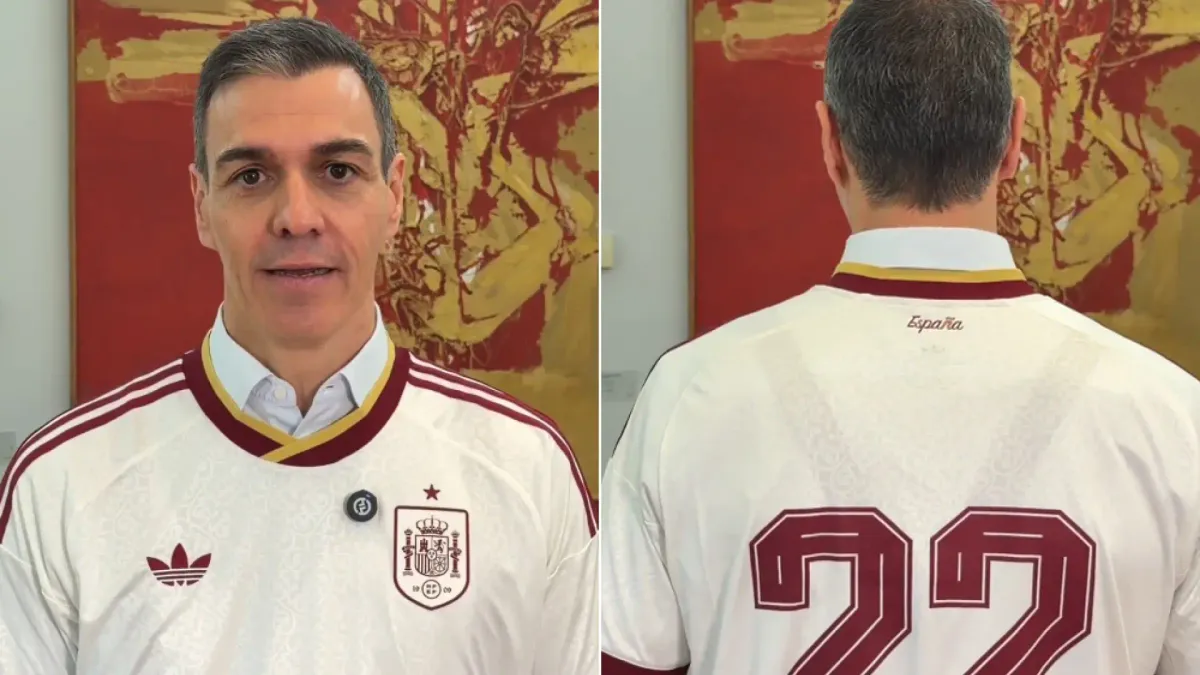 
         Sánchez se pone la camiseta de la selección para celebrar los 22 millones de ocupados en España 
    