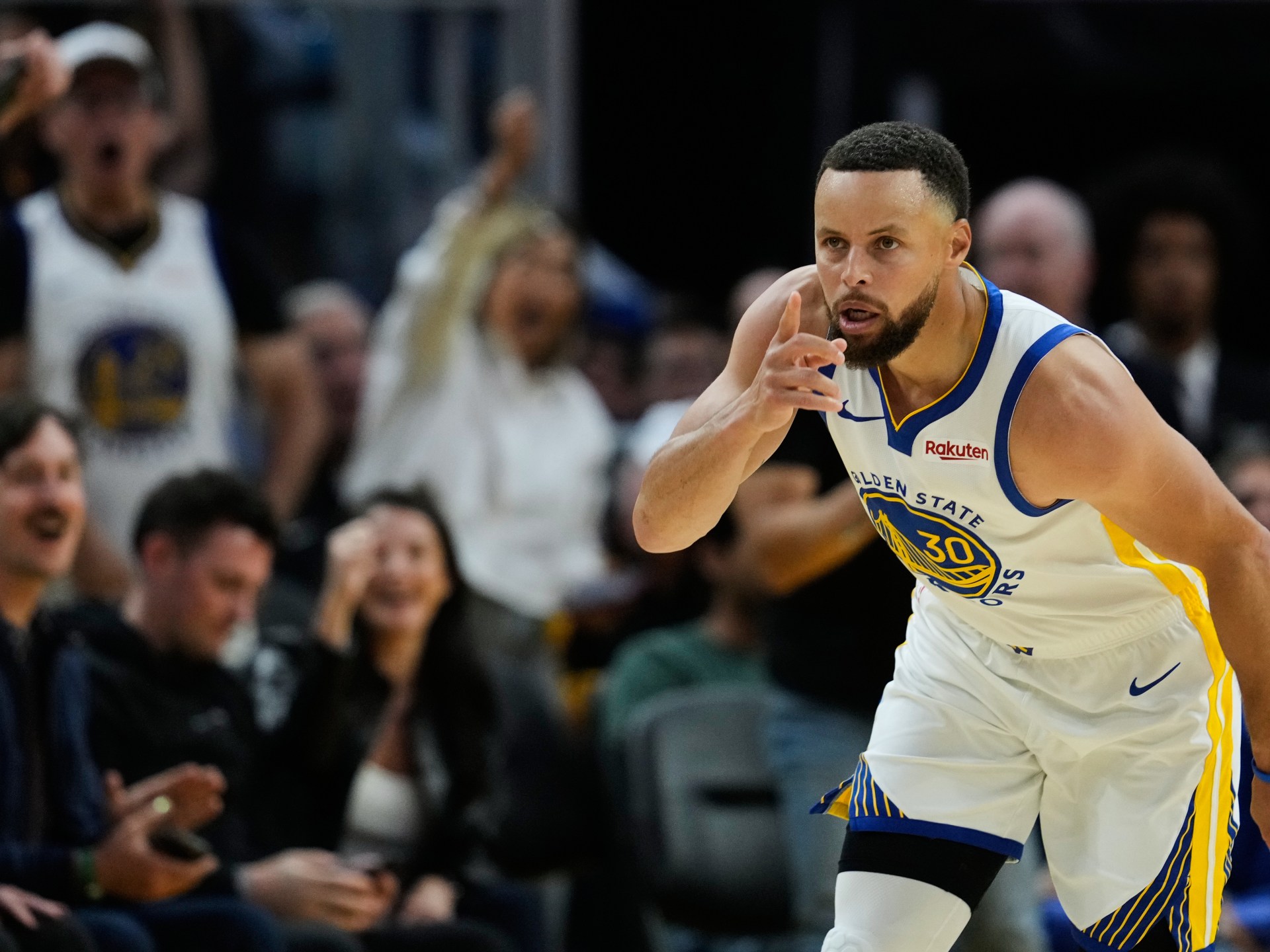 Steph Curry returns from injury with 29 points but Warriors lose to Rockets