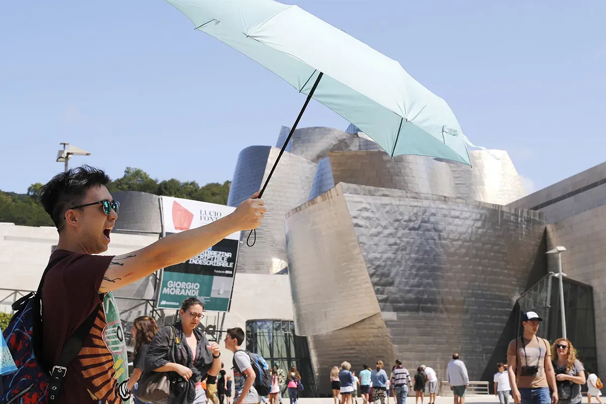 Lunes de verano con hasta 30 grados en Galicia, Bilbao y Sevilla, pero una borrasca repartirá lluvias desde mañana