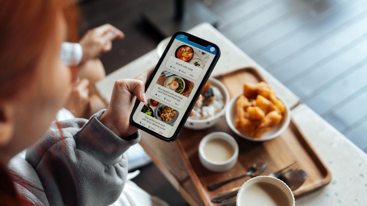 
                                    Las bacterias no cuentan hasta cinco hasta saltar a la comida y otros mitos tiktokeros e instagramables
                                