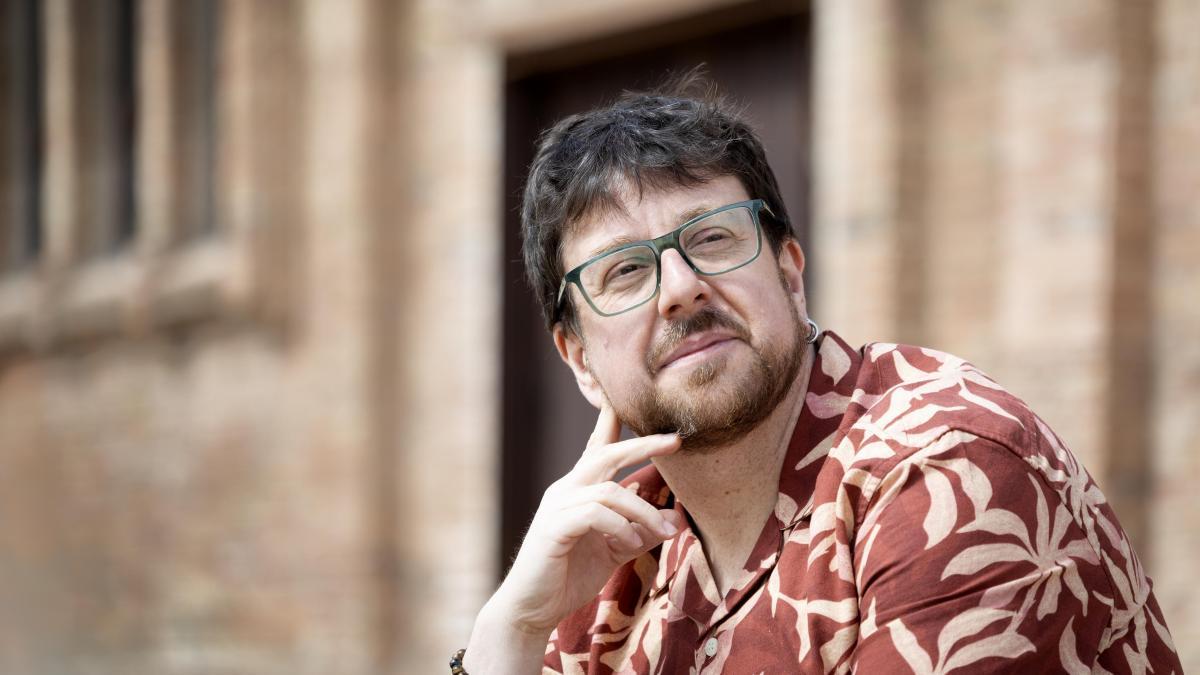 
                                                                                                        ‘Los acordes de la ciudad’, una epopeya barcelonesa donde reaparecen Carmen Amaya, el Pescaílla, Peret, el Rey y Franco
                                                                                                    