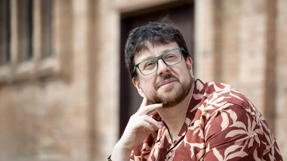 
                                                                                                        ‘Los acordes de la ciudad’, una epopeya barcelonesa donde reaparecen Carmen Amaya, el Pescaílla, Peret, el Rey y Franco
                                                                                                    