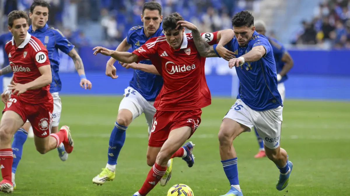 Tensión en Sevilla tras la derrota ante el Oviedo: insultos, encapuchados y amenazas a Del Nido