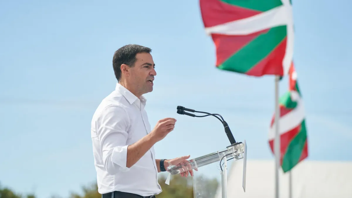 
         Pradales vuelve a reclamar el 'Guernica': "¿Sacaron a Franco de su tumba y no son capaces de traer un cuadro?" 
    