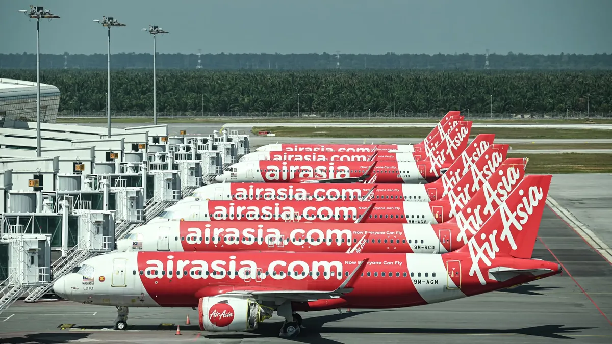 La crise touche même le low-cost asiatique: AirAsia forcé d'augmenter ses prix et de réduire des liaisons pour supporter le surcoût du carburant