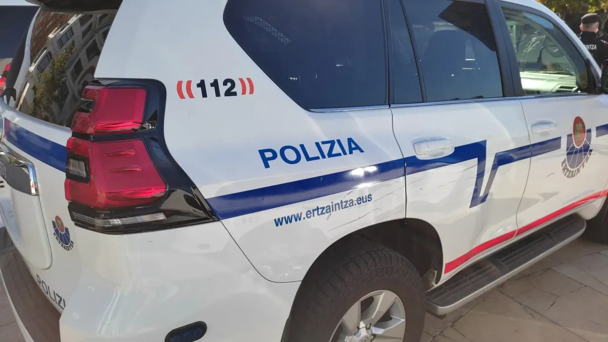 
         Detenido en la localidad vasca de Berriz tras apuñalar varias veces a su pareja delante de sus cuatro hijos 
    