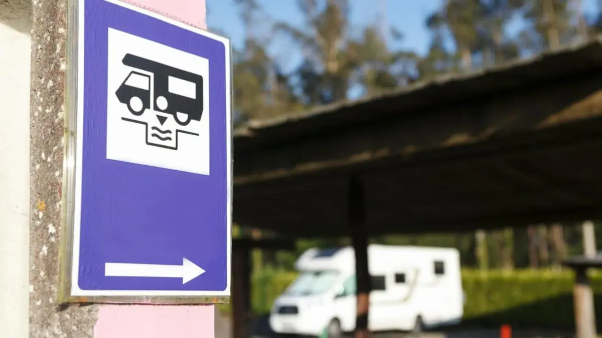La DGT explica qué significa la nueva señal de tráfico para las autocaravanas