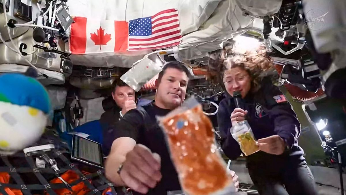 Artemis 2 Mondmission: Nasa-Crew zeigt Speiseplan und sendet Feiertagsgruß