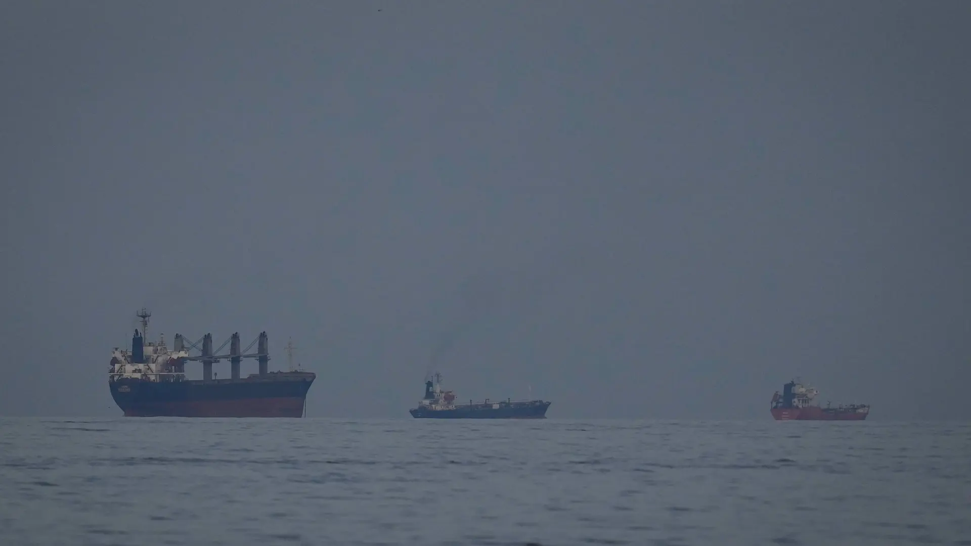 
         Un petrolero de Turquía logra cruzar el estrecho de Ormuz: es el tercero que atraviesa el paso durante el bloqueo 
    