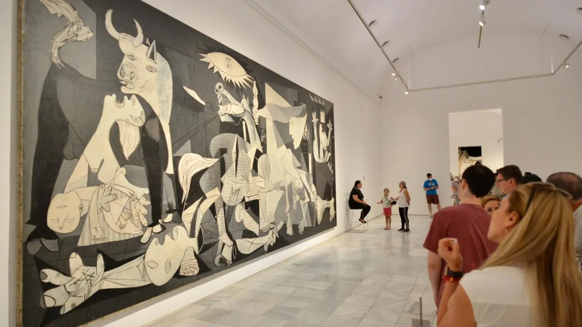 
                                  Ayuso insiste en que trasladar el 'Guernica' al País Vasco es “una catetada”
                              