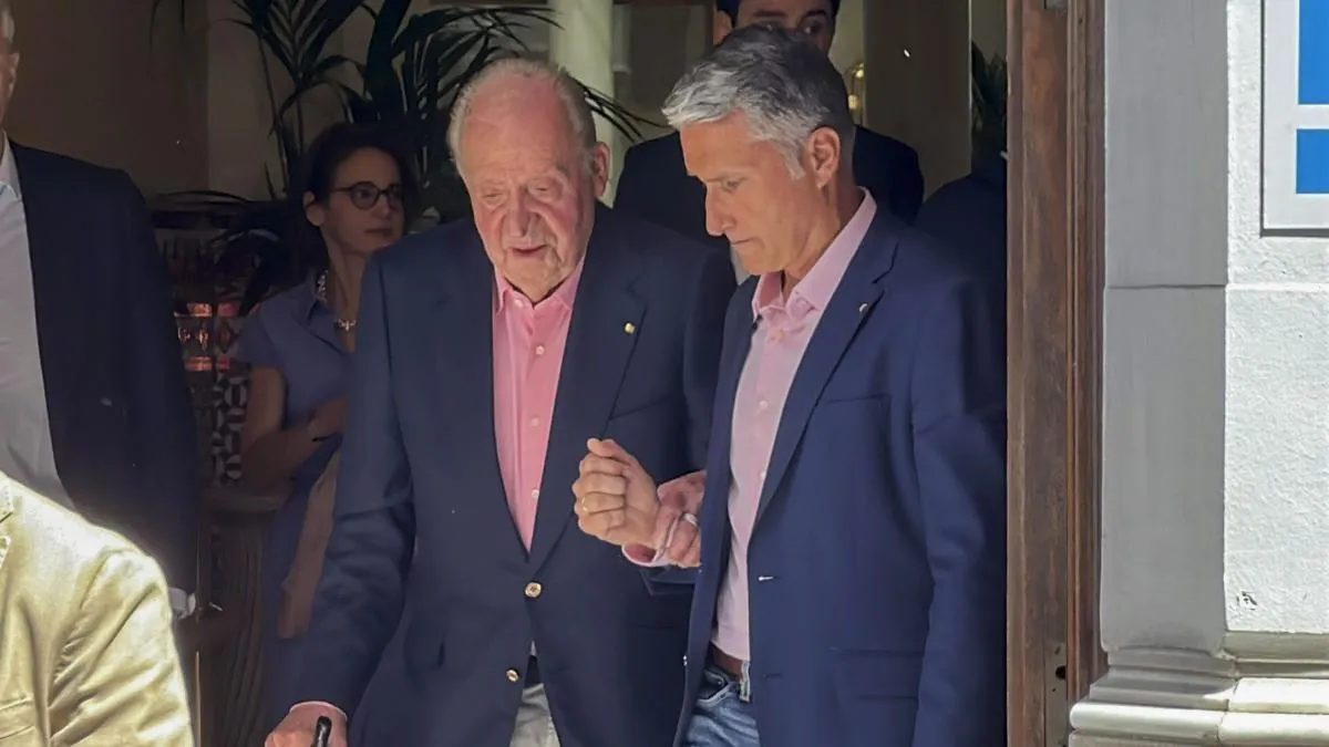 
                                       El rey Juan Carlos deja Sevilla para pasar unos días en Cascais antes de ir a Sanxenxo
                                   